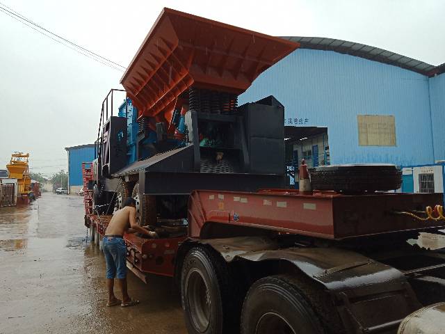 輪胎式移動破碎站老板來提貨啦?。。? /><p><span>輪胎式移動破碎站老板來提貨啦?。?！</span></p></li><li><img src=